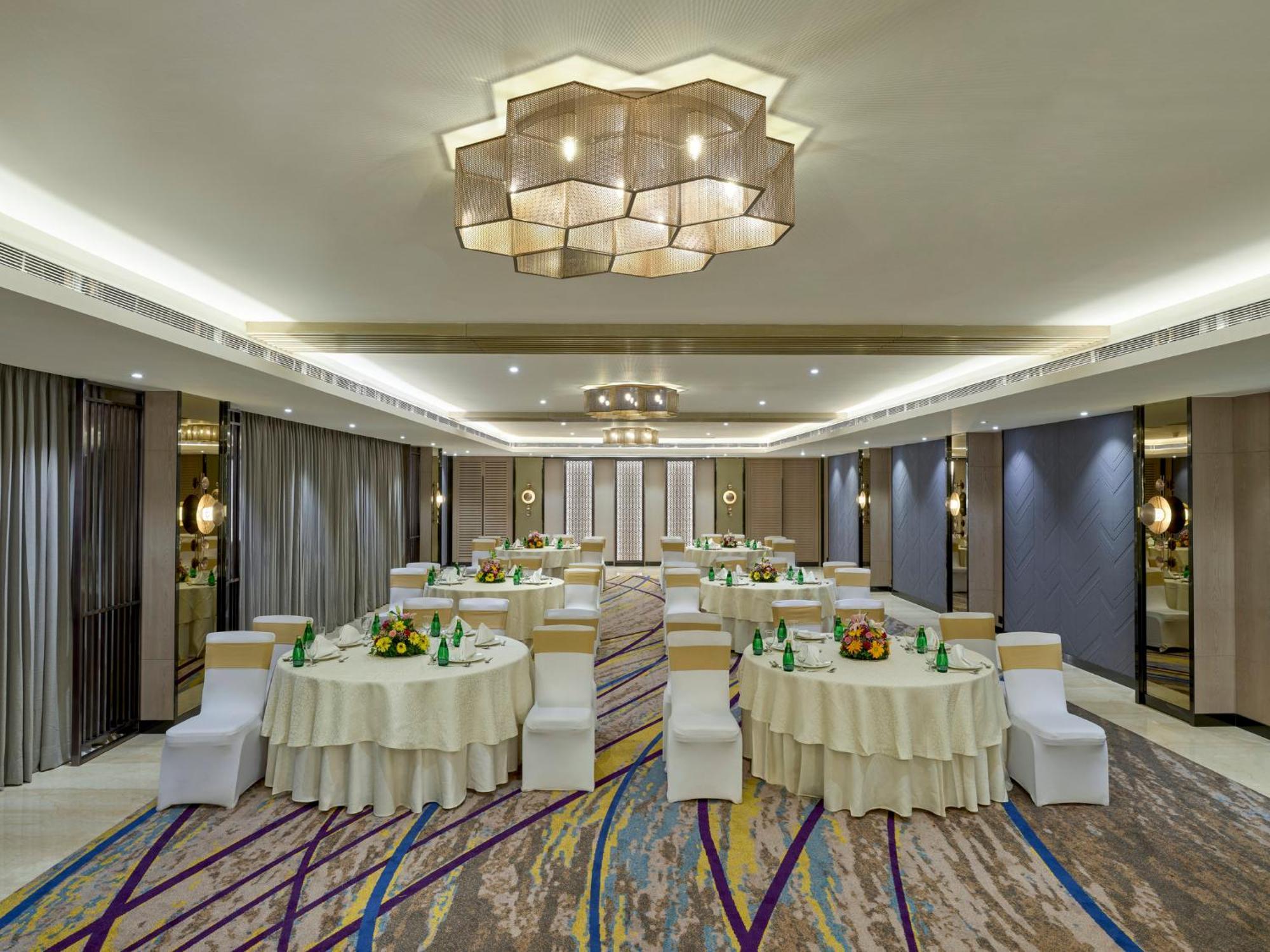 Crowne Plaza Ahmedabad City Centre By Ihg Exterior foto