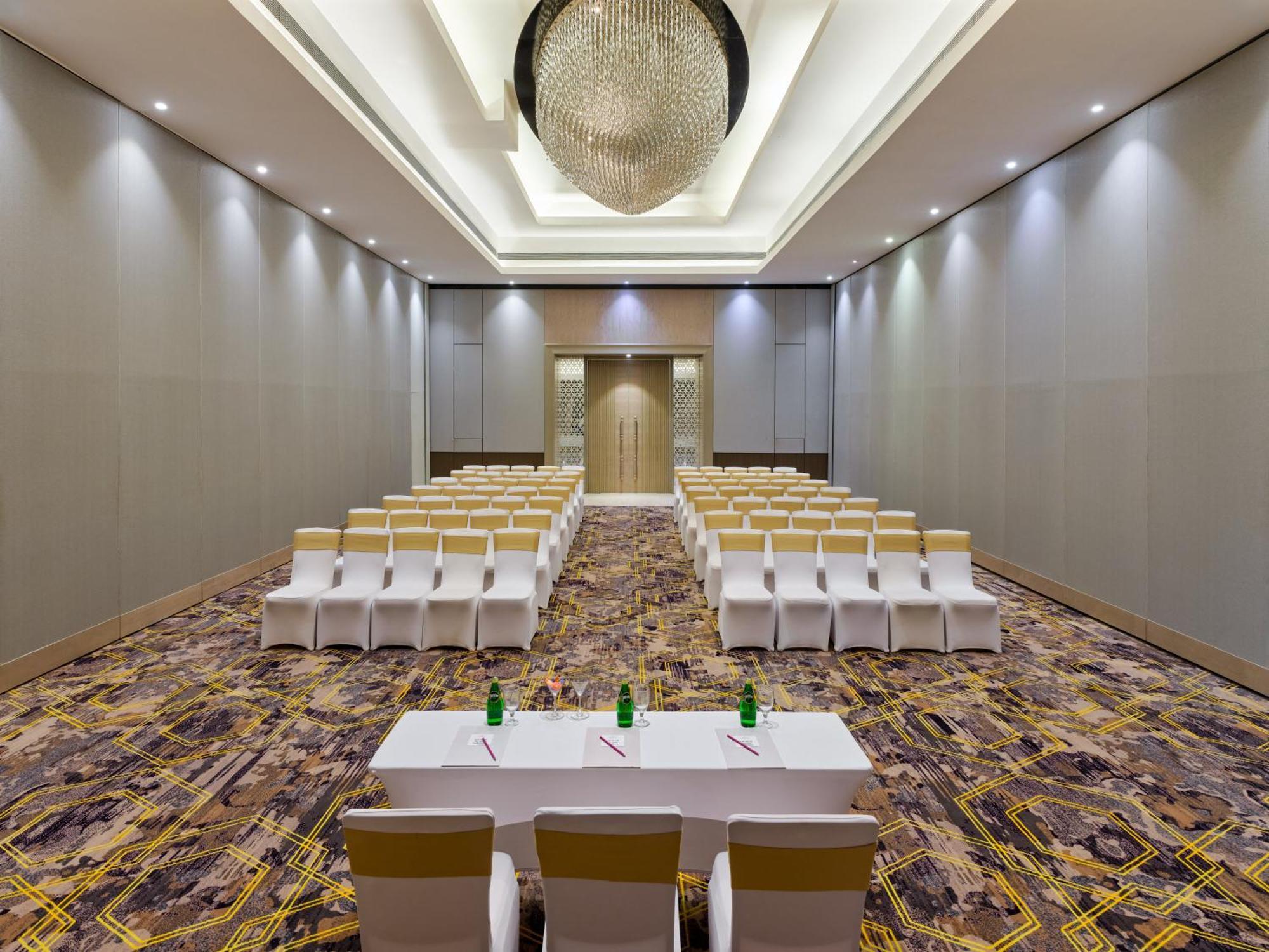 Crowne Plaza Ahmedabad City Centre By Ihg Exterior foto